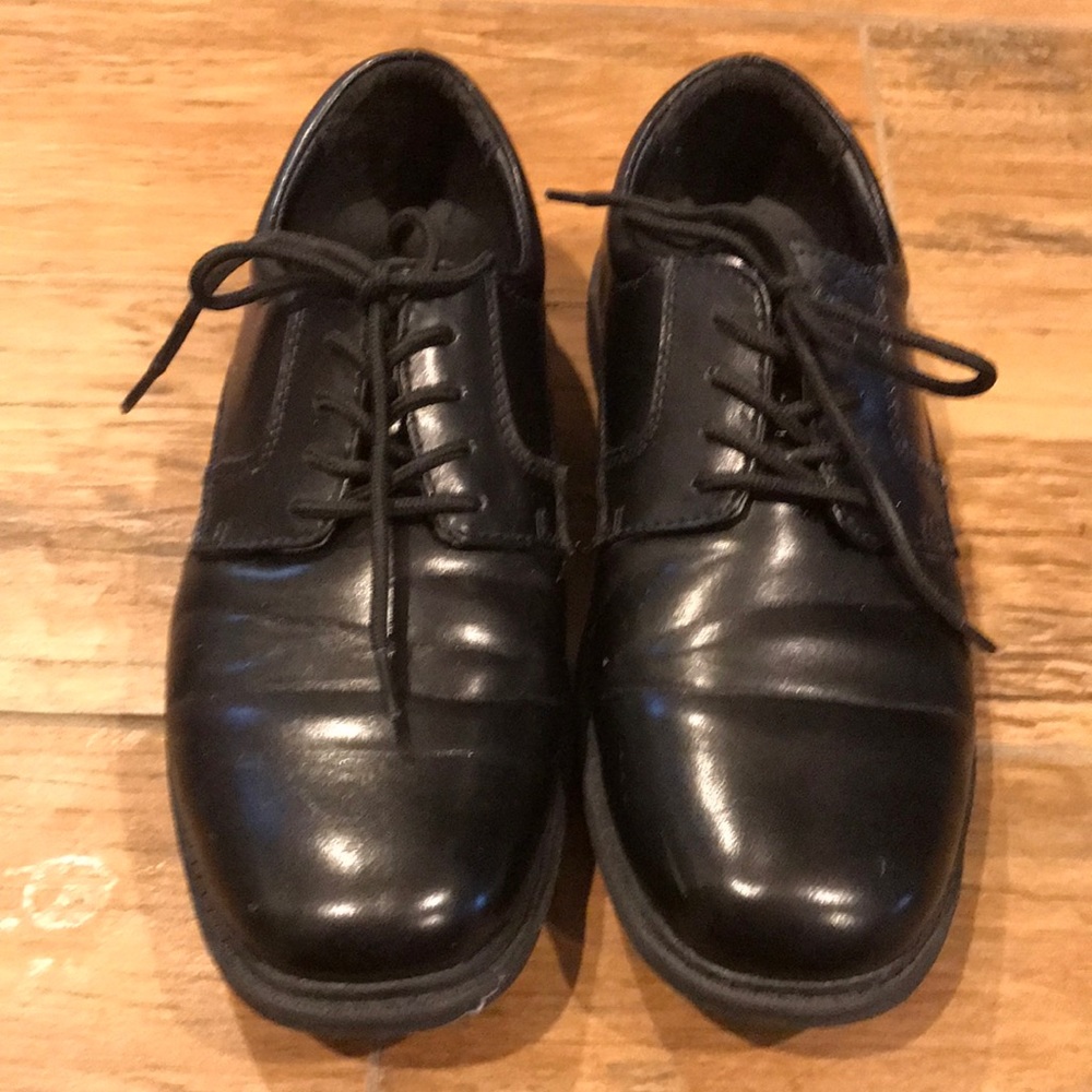 Size 4 boys shoes!!